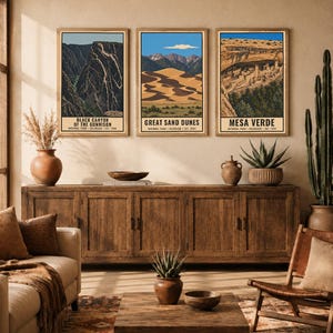 Op de afbeelding: Drie ingelijste verticale posters met de nationale parken Black Canyon of the Gunnison, Great Sand Dunes en Mesa Verde in Colorado. Elke print toont een landschapsillustratie met tekst onderaan. Digitale download, lijst niet inbegrepen.