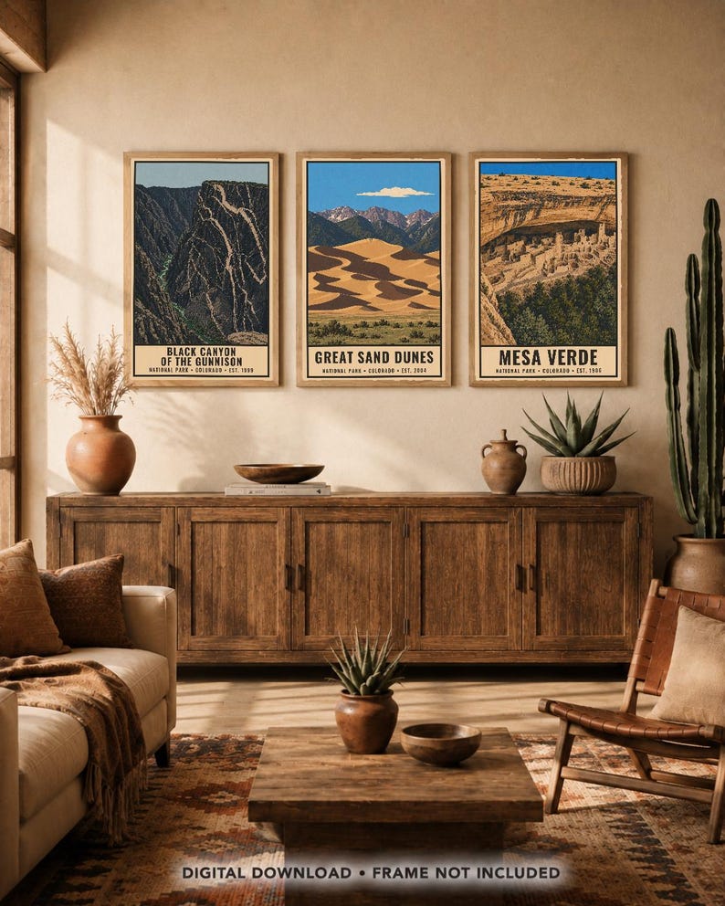 Op de afbeelding: Drie ingelijste verticale posters met de nationale parken Black Canyon of the Gunnison, Great Sand Dunes en Mesa Verde in Colorado. Elke print toont een landschapsillustratie met tekst onderaan. Digitale download, lijst niet inbegrepen.