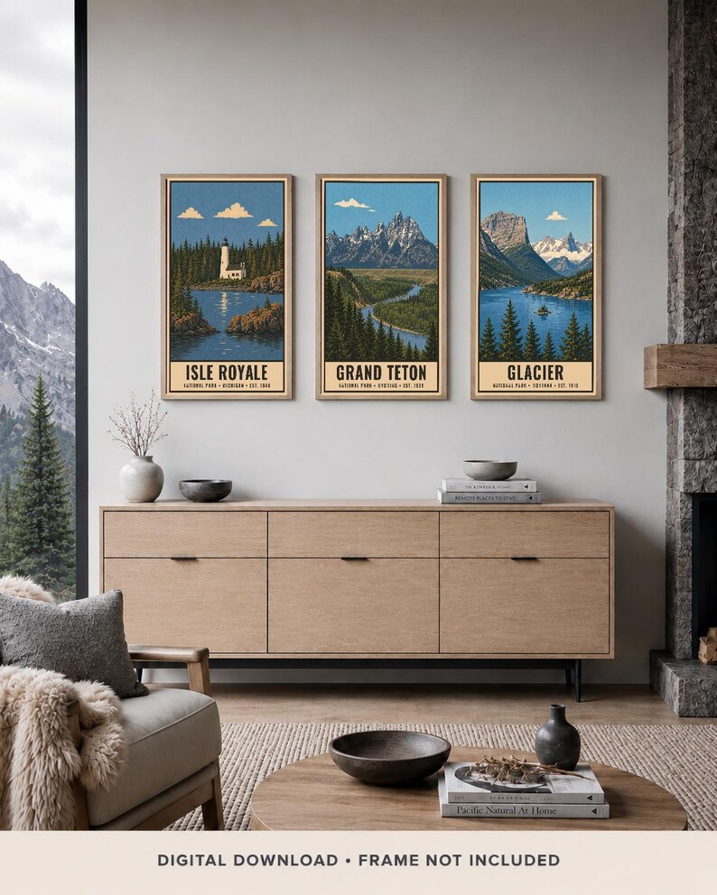 Może przedstawiać: Trzy pionowe oprawione wydruki artystyczne przedstawiające parki narodowe Isle Royale, Grand Teton i Glacier. Każdy wydruk zawiera ilustrację krajobrazu z błękitnym niebem, g&oacute;rami, lasami i wodą, z nazwą parku wydrukowaną na dole.
