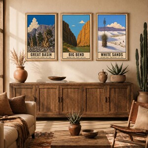 Może przedstawiać: Trzy pionowe wydruki ścienne z ilustracjami park&oacute;w narodowych Great Basin, Big Bend i White Sands. Każdy wydruk przedstawia krajobraz z tekstem na dole identyfikującym park, stan oraz rok założenia.