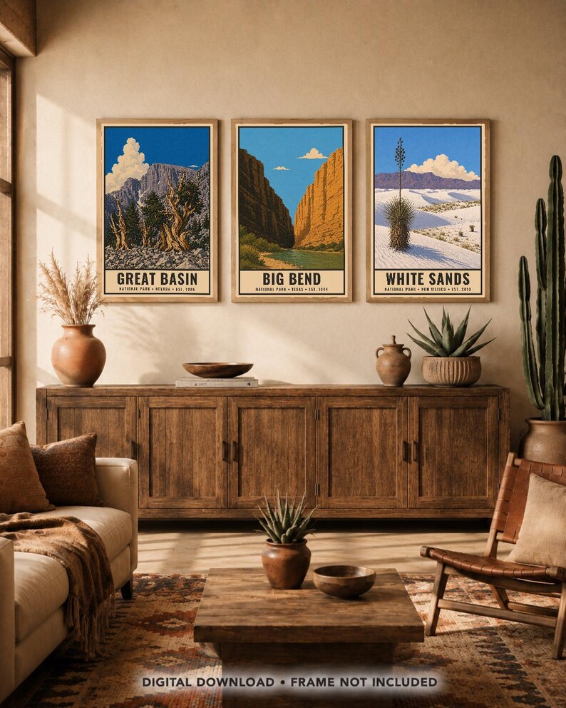 Może przedstawiać: Trzy pionowe wydruki ścienne z ilustracjami park&oacute;w narodowych Great Basin, Big Bend i White Sands. Każdy wydruk przedstawia krajobraz z tekstem na dole identyfikującym park, stan oraz rok założenia.
