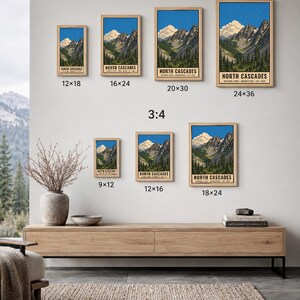 Op de afbeelding: Een collectie posters van het North Cascades National Park in verschillende formaten, met een berglandschap met blauwe luchten, witte wolken en groene dennenbomen. De tekst luidt North Cascades National Park Washington Est 1968. Digitale download.