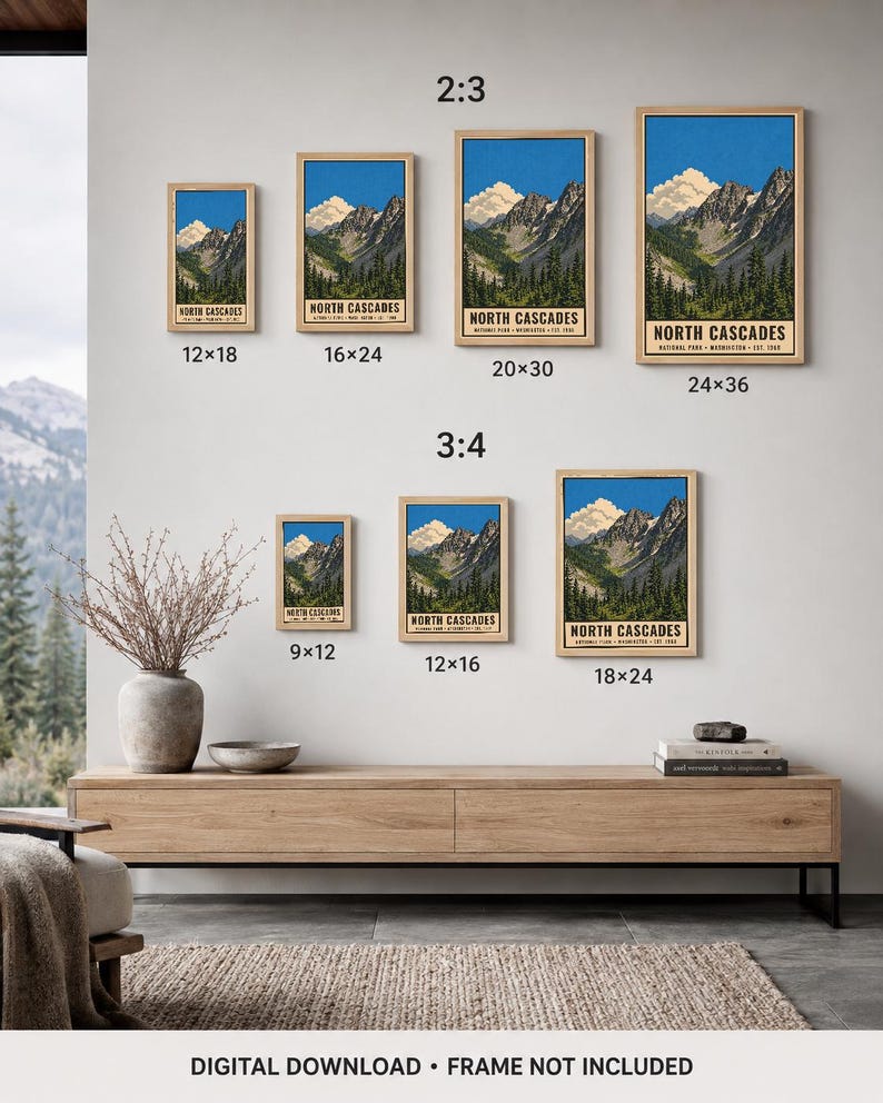 Op de afbeelding: Een collectie posters van het North Cascades National Park in verschillende formaten, met een berglandschap met blauwe luchten, witte wolken en groene dennenbomen. De tekst luidt North Cascades National Park Washington Est 1968. Digitale download.