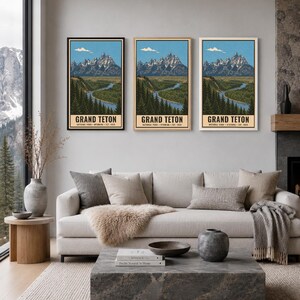 K&ouml;nnte beinhalten: Drei vertikale Wandkunstdrucke mit einer Landschaftsillustration des Grand-Teton-Nationalparks. Das Kunstwerk zeigt schneebedeckte Berge, einen gewundenen Fluss und Kiefernw&auml;lder mit dem Text GRAND TETON NATIONAL PARK WYOMING EST. 1929.
