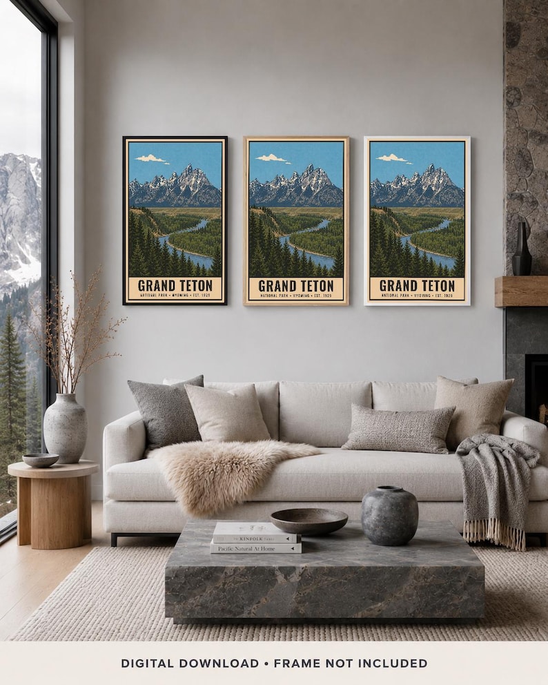 K&ouml;nnte beinhalten: Drei vertikale Wandkunstdrucke mit einer Landschaftsillustration des Grand-Teton-Nationalparks. Das Kunstwerk zeigt schneebedeckte Berge, einen gewundenen Fluss und Kiefernw&auml;lder mit dem Text GRAND TETON NATIONAL PARK WYOMING EST. 1929.