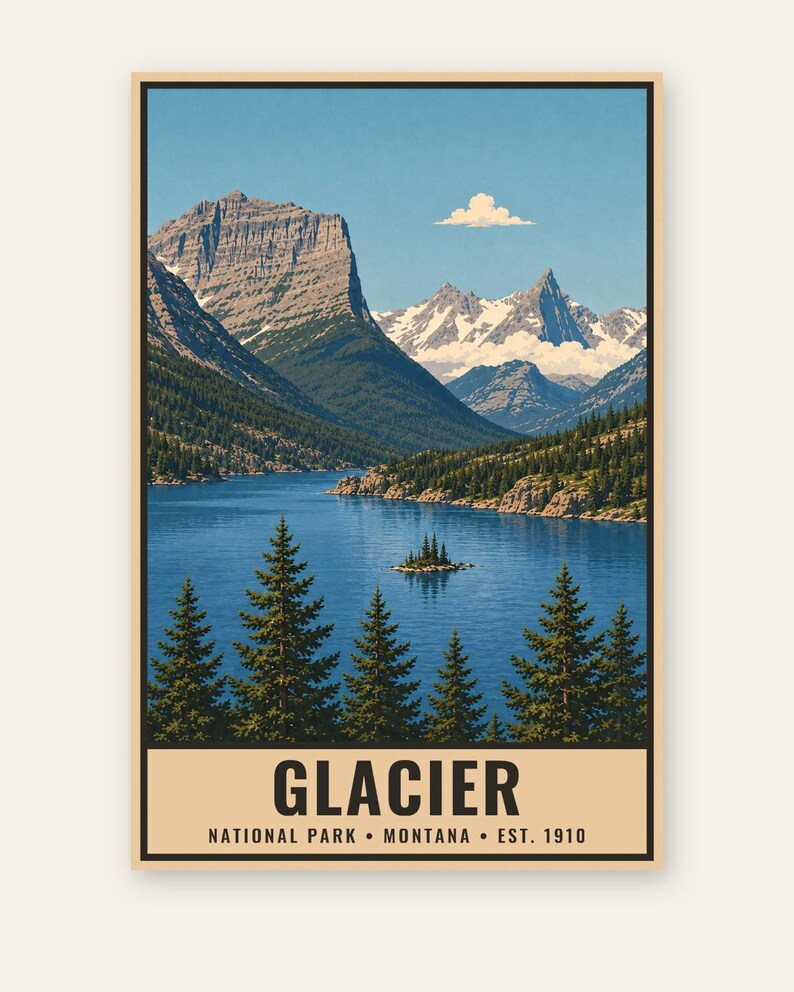 Pode incluir: Uma impress&atilde;o art&iacute;stica vertical com uma paisagem do Parque Nacional Glacier em Montana. A cena retrata um lago azul profundo cercado por &aacute;rvores perenes e montanhas imponentes cobertas de neve sob um c&eacute;u limpo. O texto diz GLACIER NATIONAL PARK MONTANA EST. 1910.