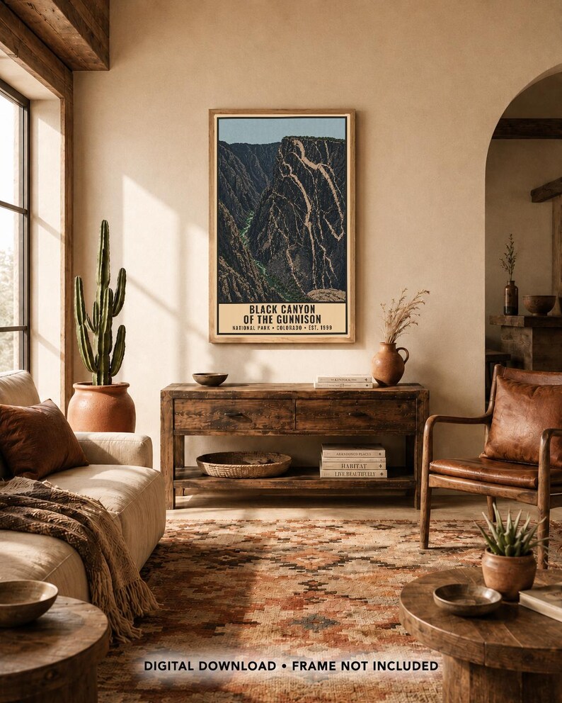 Op de afbeelding: Een verticale rechthoekige wandkunstprint met een gestileerde illustratie van het Black Canyon of the Gunnison National Park in Colorado. Het kunstwerk toont diepe kloofwanden, een rivier en de tekst Black Canyon of the Gunnison.