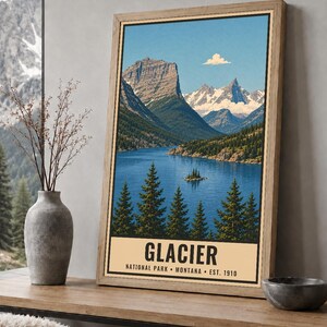 Pode incluir: Um cartaz vertical emoldurado com uma ilustra&ccedil;&atilde;o paisag&iacute;stica do Parque Nacional Glacier em Montana. A obra retrata um lago azul, &aacute;rvores perenes e montanhas cobertas de neve sob um c&eacute;u limpo. O texto diz GLACIER NATIONAL PARK MONTANA EST. 1910.