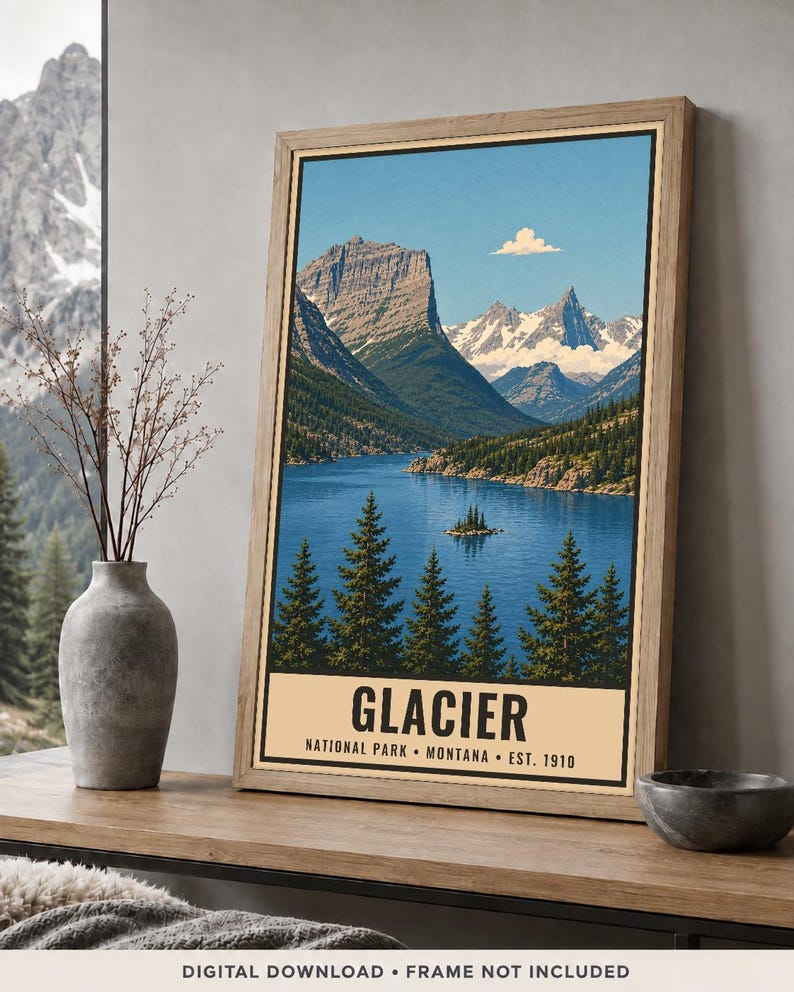 Pode incluir: Um cartaz vertical emoldurado com uma ilustra&ccedil;&atilde;o paisag&iacute;stica do Parque Nacional Glacier em Montana. A obra retrata um lago azul, &aacute;rvores perenes e montanhas cobertas de neve sob um c&eacute;u limpo. O texto diz GLACIER NATIONAL PARK MONTANA EST. 1910.