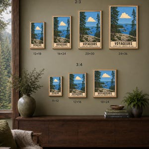 Op de afbeelding: Een collectie van zeven rechthoekige wandkunstprints met een landschap van Voyageurs National Park met blauw water, rotsachtige oevers, dennenbomen en een wolk. De prints zijn gelabeld met afmetingen in inches, vari&euml;rend van 9x12 tot 24x36.