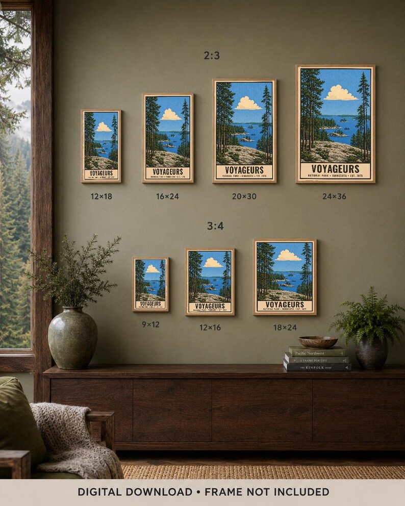 Op de afbeelding: Een collectie van zeven rechthoekige wandkunstprints met een landschap van Voyageurs National Park met blauw water, rotsachtige oevers, dennenbomen en een wolk. De prints zijn gelabeld met afmetingen in inches, vari&euml;rend van 9x12 tot 24x36.