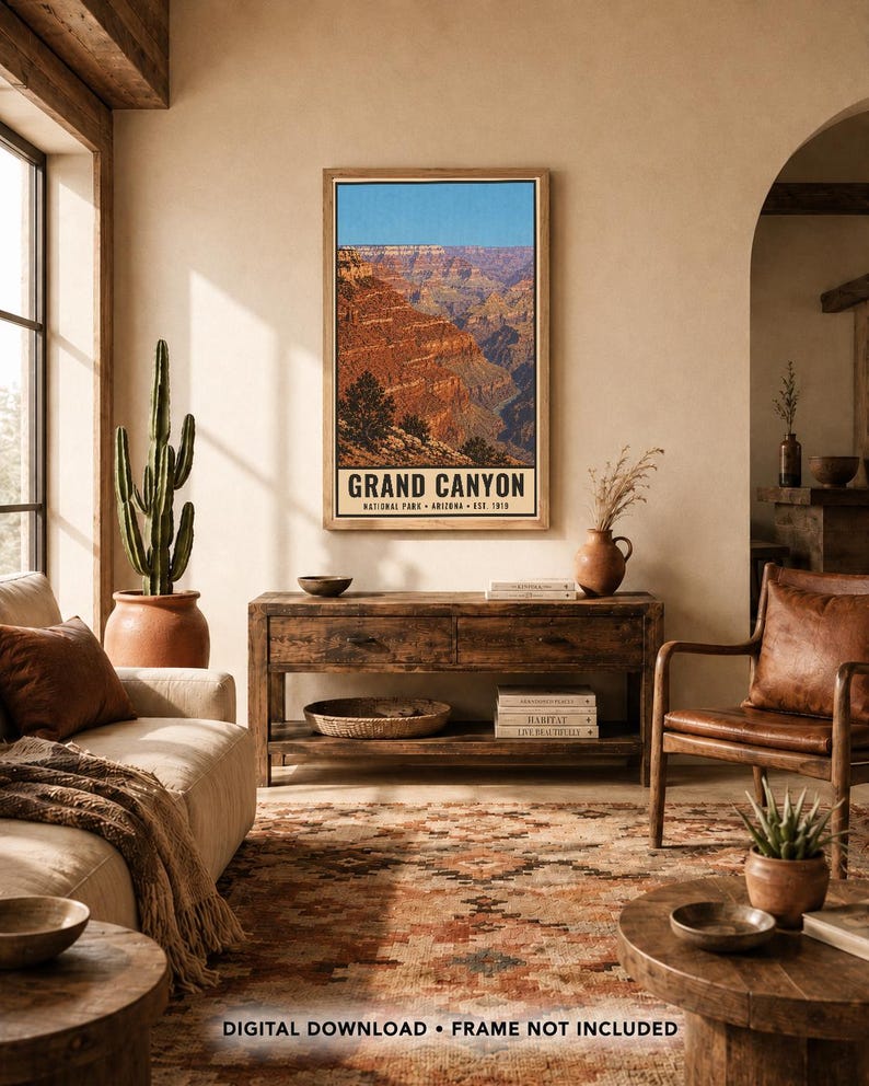 K&ouml;nnte beinhalten: Ein vertikaler Wandkunstdruck mit einer Landschaftsillustration des Grand Canyon mit roten Felsformationen und blauem Himmel. Der Text am unteren Rand lautet GRAND CANYON NATIONAL PARK ARIZONA EST. 1919. Der Druck befindet sich in einem Holzrahmen.