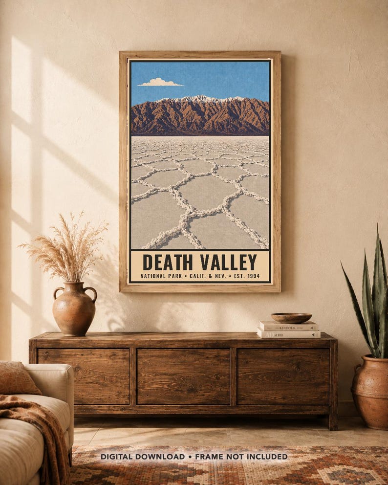 Puede incluir: Una l&aacute;mina de arte mural vertical que muestra un paisaje del Parque Nacional del Valle de la Muerte. La imagen presenta una salina con patrones hexagonales en primer plano, monta&ntilde;as escarpadas al fondo y un cielo azul. Dice DEATH VALLEY.