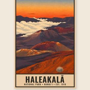 Pode incluir: Um cartaz vertical apresentando uma paisagem vulc&acirc;nica ao p&ocirc;r do sol com tons de laranja e roxo, nuvens entre picos de montanhas e uma pequena planta em primeiro plano. O texto diz HALEAKALĀ NATIONAL PARK &bull; HAWAI'I &bull; EST. 1916.
