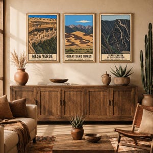 Pu&ograve; includere: Tre stampe artistiche da parete rettangolari verticali in cornici di legno. La stampa a sinistra raffigura Mesa Verde, quella centrale le Great Sand Dunes e quella a destra il Black Canyon of the Gunnison. Ogni stampa riporta il nome del parco.