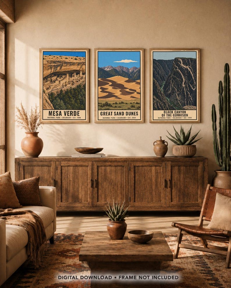 Pu&ograve; includere: Tre stampe artistiche da parete rettangolari verticali in cornici di legno. La stampa a sinistra raffigura Mesa Verde, quella centrale le Great Sand Dunes e quella a destra il Black Canyon of the Gunnison. Ogni stampa riporta il nome del parco.