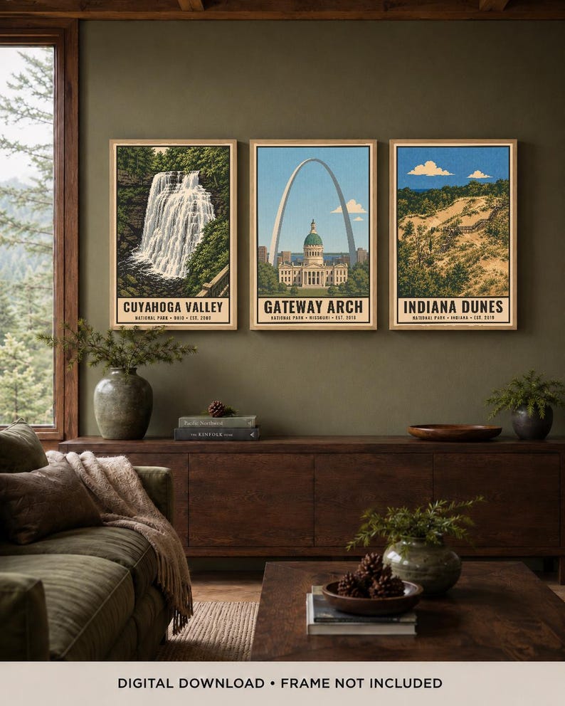 Może przedstawiać: Trzy pionowe wydruki artystyczne w jasnych drewnianych ramach z ilustracjami park&oacute;w narodowych Cuyahoga Valley, Gateway Arch i Indiana Dunes. Każdy wydruk zawiera nazwę parku, lokalizację i rok założenia czarnym tekstem na dole.
