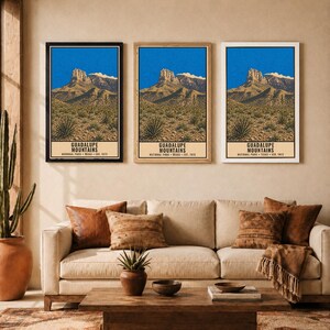 K&ouml;nnte beinhalten: Drei vertikale Wandkunstdrucke der Guadalupe Mountains in Texas. Jeder Druck zeigt eine W&uuml;stenlandschaft mit einem markanten Berggipfel unter einem hellblauen Himmel, mit dem Text Guadalupe Mountains National Park Texas Est. 1972.