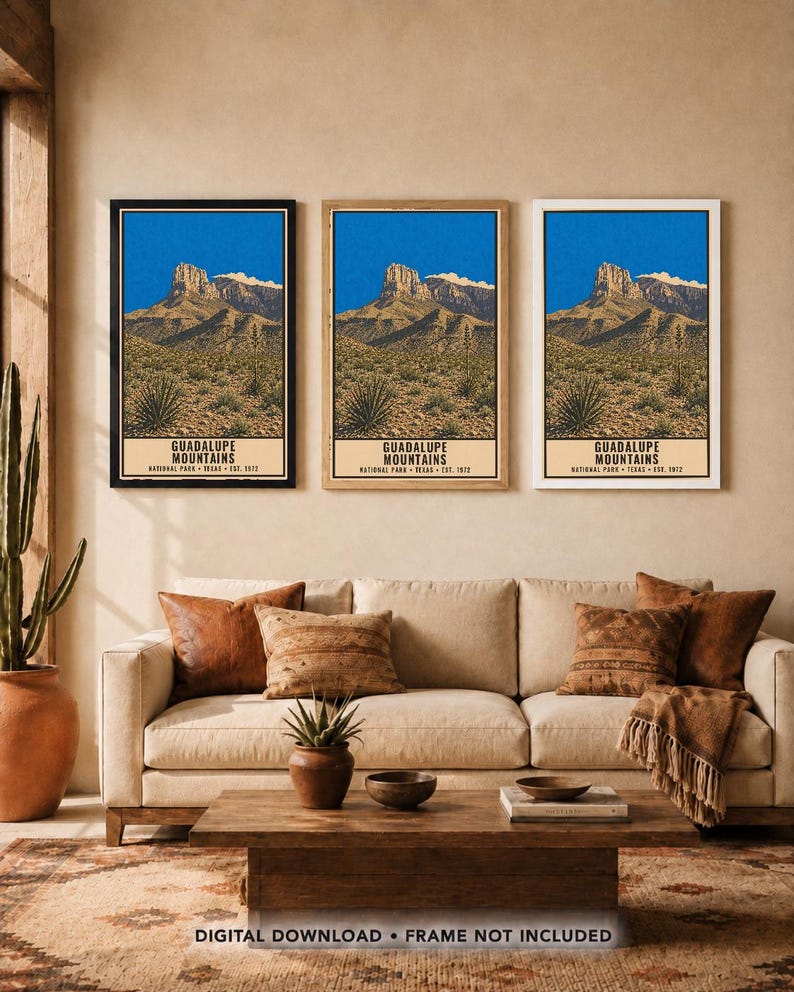 K&ouml;nnte beinhalten: Drei vertikale Wandkunstdrucke der Guadalupe Mountains in Texas. Jeder Druck zeigt eine W&uuml;stenlandschaft mit einem markanten Berggipfel unter einem hellblauen Himmel, mit dem Text Guadalupe Mountains National Park Texas Est. 1972.