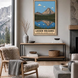 K&ouml;nnte beinhalten: Ein gerahmter vertikaler Wandkunstdruck mit einer Landschaftsillustration des Lassen Volcanic Nationalparks in Kalifornien. Das Bild zeigt einen Berggipfel, der sich in einem ruhigen See spiegelt, mit gr&uuml;nen Kiefern und blauem Himmel. Text: LASSEN VOLCANIC.
