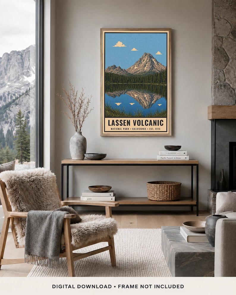 K&ouml;nnte beinhalten: Ein gerahmter vertikaler Wandkunstdruck mit einer Landschaftsillustration des Lassen Volcanic Nationalparks in Kalifornien. Das Bild zeigt einen Berggipfel, der sich in einem ruhigen See spiegelt, mit gr&uuml;nen Kiefern und blauem Himmel. Text: LASSEN VOLCANIC.