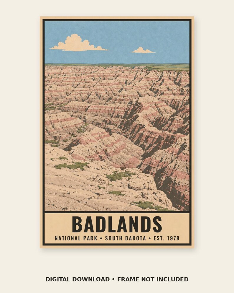 K&ouml;nnte beinhalten: Ein vertikales Poster mit einer Landschaftsillustration des Badlands-Nationalparks in South Dakota. Das Bild zeigt geschichtete Felsformationen in Beige-, Rosa- und Braunt&ouml;nen unter einem hellblauen Himmel mit Wolken. Der Text lautet BADLANDS NATIONAL PARK SOUTH DAKOTA EST. 1978.