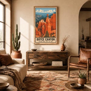 Op de afbeelding: Een verticale wandkunstprint met een gestileerde illustratie van Bryce Canyon National Park in Utah, met oranje rotsformaties, groene dennenbomen en een blauwe lucht. De tekst luidt BRYCE CANYON NATIONAL PARK UTAH EST. 1928.