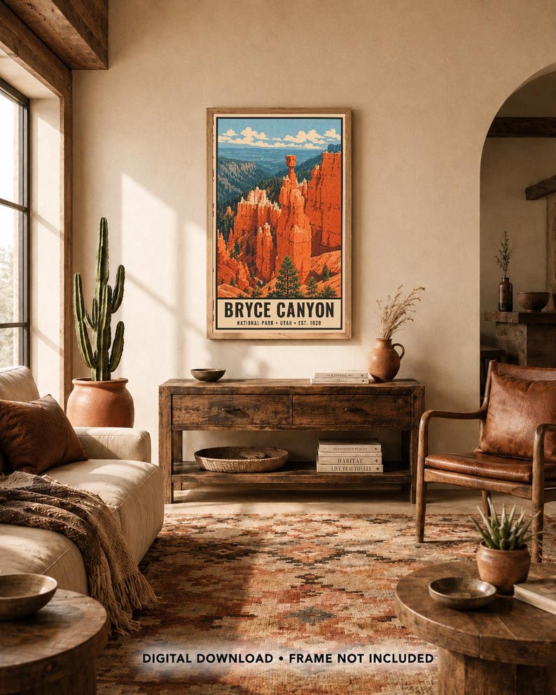 Op de afbeelding: Een verticale wandkunstprint met een gestileerde illustratie van Bryce Canyon National Park in Utah, met oranje rotsformaties, groene dennenbomen en een blauwe lucht. De tekst luidt BRYCE CANYON NATIONAL PARK UTAH EST. 1928.