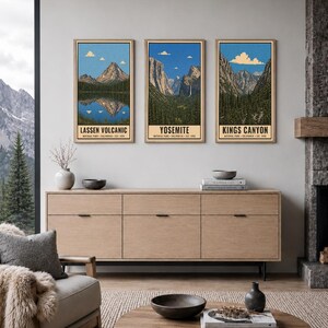 K&ouml;nnte beinhalten: Drei vertikale Wandkunstdrucke in hellen Holzrahmen mit Illustrationen der Nationalparks Lassen Volcanic, Yosemite und Kings Canyon. Jeder Druck zeigt eine Berglandschaft mit blauem Himmel und Text mit dem Namen des Parks.