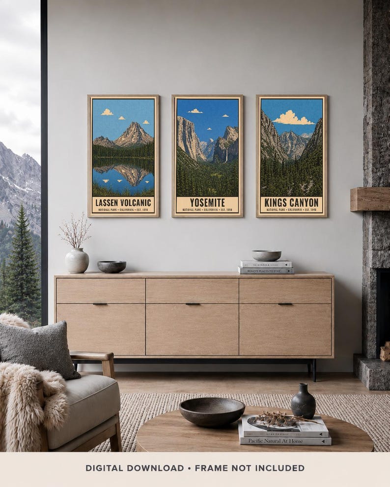 K&ouml;nnte beinhalten: Drei vertikale Wandkunstdrucke in hellen Holzrahmen mit Illustrationen der Nationalparks Lassen Volcanic, Yosemite und Kings Canyon. Jeder Druck zeigt eine Berglandschaft mit blauem Himmel und Text mit dem Namen des Parks.