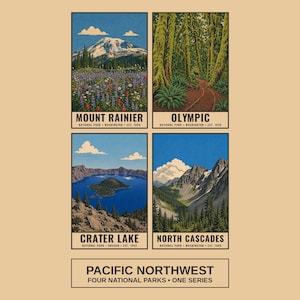 Op de afbeelding: Een poster met vier rechthoekige illustraties van nationale parken: Mount Rainier met wilde bloemen, Olympic met een bospad, Crater Lake met blauw water en North Cascades met bergen. De tekst luidt Pacific Northwest Four National Parks.