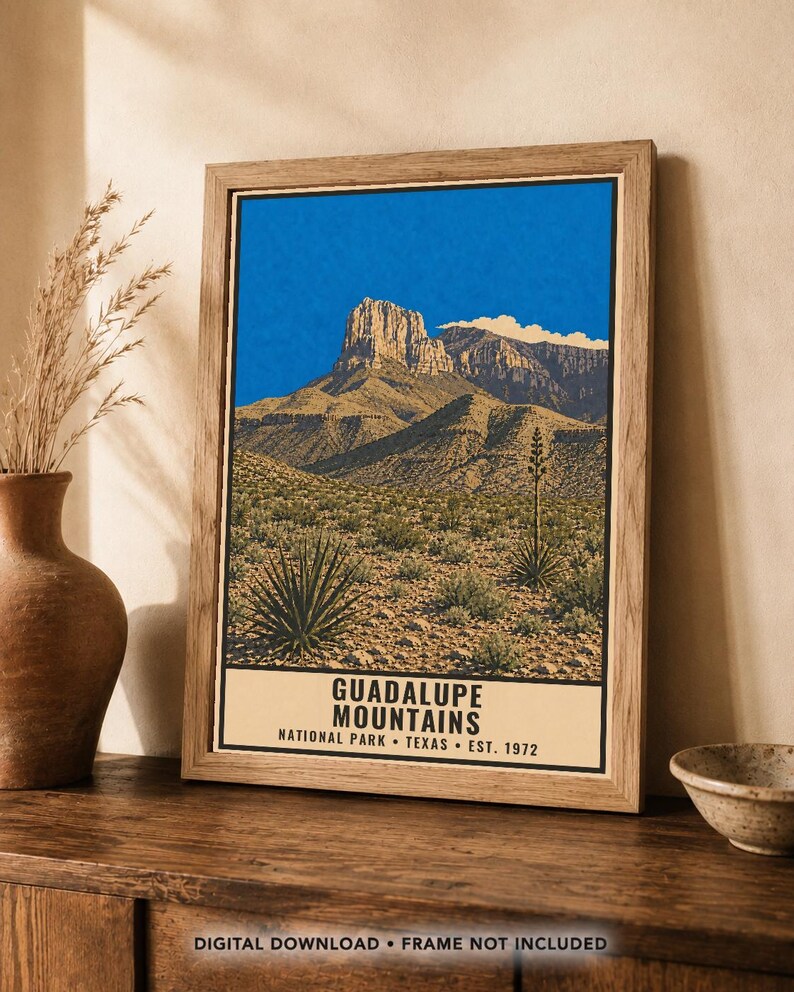 K&ouml;nnte beinhalten: Ein gerahmter Kunstdruck mit einer Landschaft des Guadalupe Mountains National Park in Texas. Das Bild zeigt einen felsigen Berggipfel unter einem leuchtend blauen Himmel, mit W&uuml;stenvegetation im Vordergrund und Text am unteren Rand.