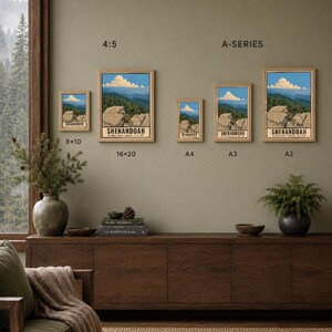 Op de afbeelding: Vijf ingelijste posters van Shenandoah National Park aan een muur, gelabeld met de maten 8x10, 16x20, A4, A3 en A2. Elke print toont een landschapsillustratie van rotsachtige kliffen, groene bergen en een blauwe lucht. Tekst: DIGITAL DOWNLOAD &bull; FRAME NOT INCLUDED.