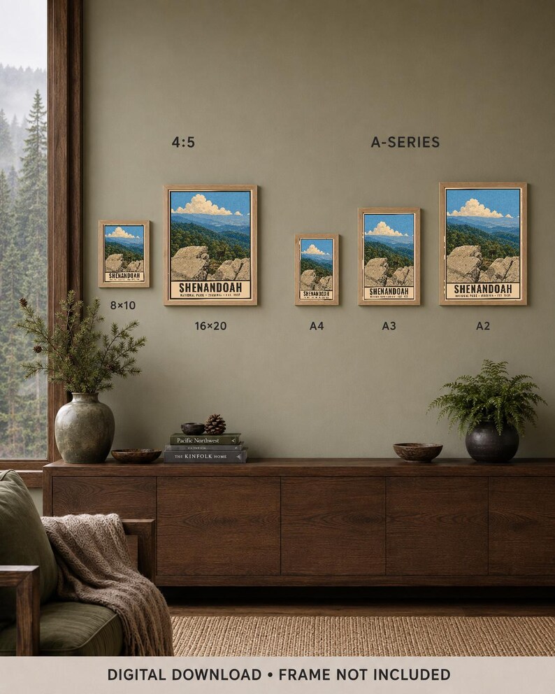 Op de afbeelding: Vijf ingelijste posters van Shenandoah National Park aan een muur, gelabeld met de maten 8x10, 16x20, A4, A3 en A2. Elke print toont een landschapsillustratie van rotsachtige kliffen, groene bergen en een blauwe lucht. Tekst: DIGITAL DOWNLOAD &bull; FRAME NOT INCLUDED.