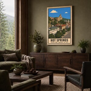Peut inclure: Une affiche murale verticale pr&eacute;sentant une illustration stylis&eacute;e du parc national de Hot Springs en Arkansas. L'&oelig;uvre repr&eacute;sente un paysage urbain avec des b&acirc;timents historiques, des arbres verts et un ciel bleu avec des nuages. Le texte indique HOT SPRINGS.