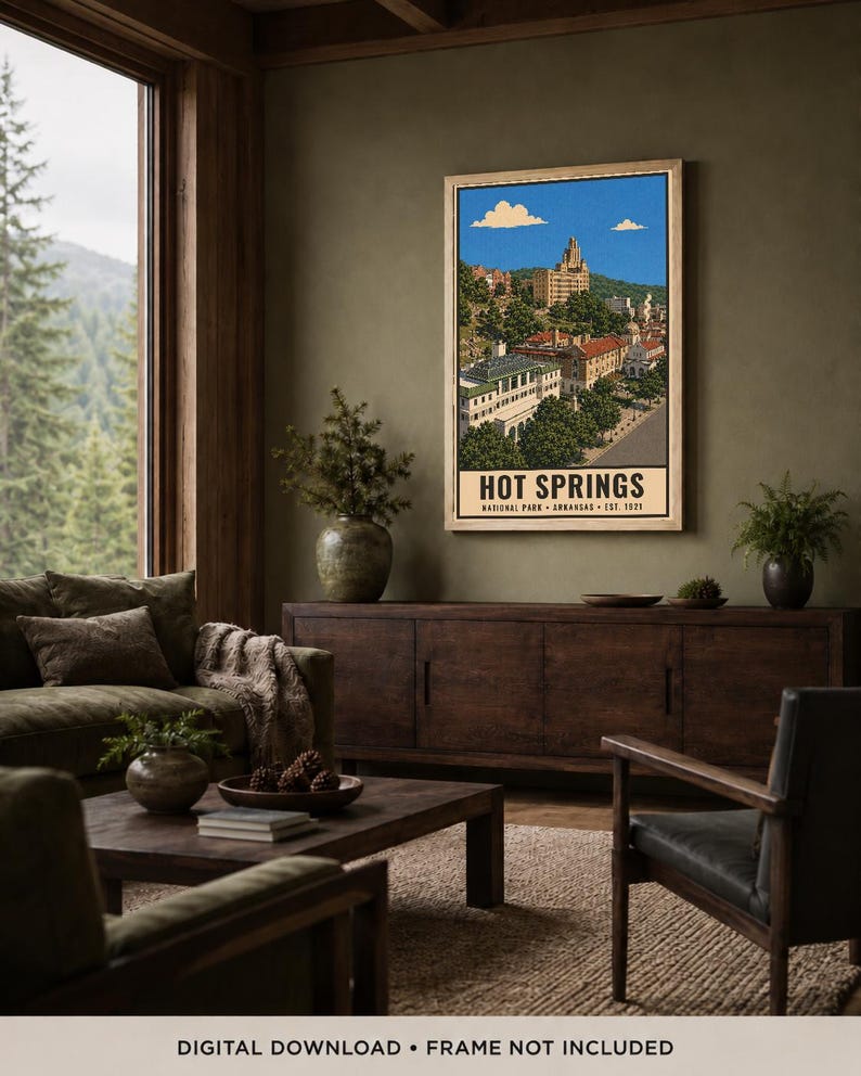 Peut inclure: Une affiche murale verticale pr&eacute;sentant une illustration stylis&eacute;e du parc national de Hot Springs en Arkansas. L'&oelig;uvre repr&eacute;sente un paysage urbain avec des b&acirc;timents historiques, des arbres verts et un ciel bleu avec des nuages. Le texte indique HOT SPRINGS.