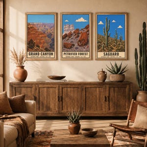 K&ouml;nnte beinhalten: Drei gerahmte Wandkunstdrucke mit Illustrationen der Nationalparks Grand Canyon, Petrified Forest und Saguaro. Jeder Druck zeigt einen blauen Himmel, eine Landschaft und Text mit dem Parknamen, dem Bundesstaat und dem Gr&uuml;ndungsjahr.