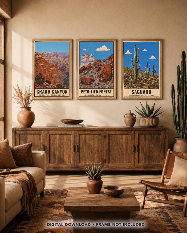 K&ouml;nnte beinhalten: Drei gerahmte Wandkunstdrucke mit Illustrationen der Nationalparks Grand Canyon, Petrified Forest und Saguaro. Jeder Druck zeigt einen blauen Himmel, eine Landschaft und Text mit dem Parknamen, dem Bundesstaat und dem Gr&uuml;ndungsjahr.