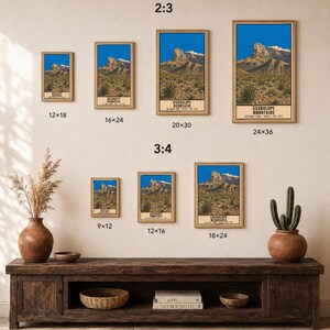 K&ouml;nnte beinhalten: Eine Sammlung von Postern des Guadalupe Mountains Nationalparks in verschiedenen Gr&ouml;&szlig;en, die eine W&uuml;stenlandschaft mit einem markanten Berggipfel unter blauem Himmel zeigen. Die Drucke enthalten den Text Guadalupe Mountains National Park Texas.