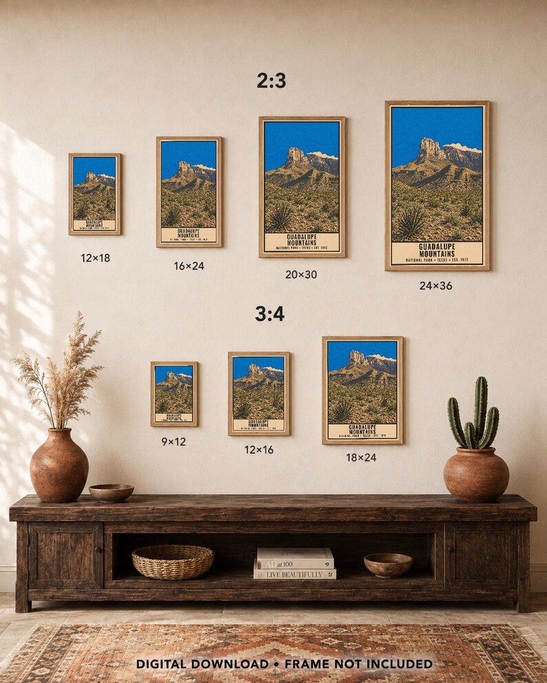K&ouml;nnte beinhalten: Eine Sammlung von Postern des Guadalupe Mountains Nationalparks in verschiedenen Gr&ouml;&szlig;en, die eine W&uuml;stenlandschaft mit einem markanten Berggipfel unter blauem Himmel zeigen. Die Drucke enthalten den Text Guadalupe Mountains National Park Texas.