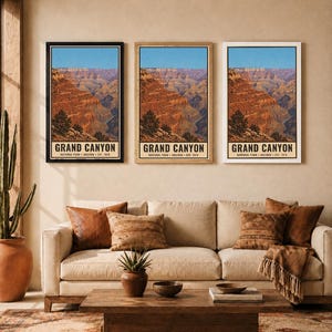 K&ouml;nnte beinhalten: Drei vertikale Wandkunstdrucke, die die Landschaft des Grand Canyon unter einem klaren blauen Himmel zeigen. Jeder Druck tr&auml;gt unten den Text GRAND CANYON NATIONAL PARK ARIZONA EST. 1919. Die Drucke sind in schwarzen, h&ouml;lzernen und wei&szlig;en Rahmen.