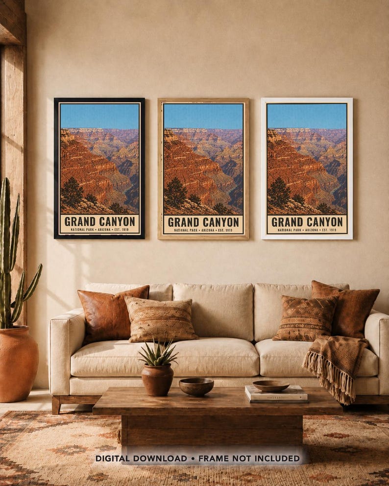 K&ouml;nnte beinhalten: Drei vertikale Wandkunstdrucke, die die Landschaft des Grand Canyon unter einem klaren blauen Himmel zeigen. Jeder Druck tr&auml;gt unten den Text GRAND CANYON NATIONAL PARK ARIZONA EST. 1919. Die Drucke sind in schwarzen, h&ouml;lzernen und wei&szlig;en Rahmen.