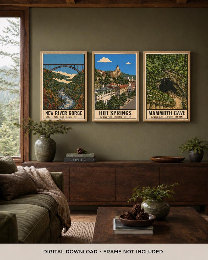 Może przedstawiać: Trzy pionowe wydruki artystyczne w jasnych drewnianych ramach z ilustracjami park&oacute;w narodowych New River Gorge, Hot Springs i Mammoth Cave. Każdy wydruk zawiera nazwę parku, lokalizację i rok założenia czarnym tekstem na dole.