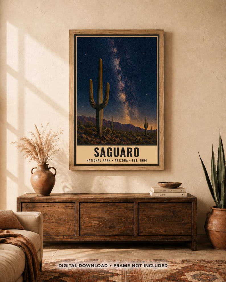 Puede incluir: Un p&oacute;ster rectangular vertical que muestra un cactus Saguaro en un paisaje des&eacute;rtico bajo un cielo estrellado con la V&iacute;a L&aacute;ctea. El texto dice SAGUARO NATIONAL PARK ARIZONA EST. 1994 en letras may&uacute;sculas negras sobre un fondo de color crema.