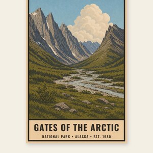 Pu&ograve; includere: Un poster verticale con un'illustrazione paesaggistica del Gates of the Arctic National Park in Alaska. La scena raffigura montagne frastagliate spolverate di neve, un fiume tortuoso e una tundra verde. Il testo recita GATES OF THE ARCTIC NATIONAL PARK ALASKA EST. 1980.