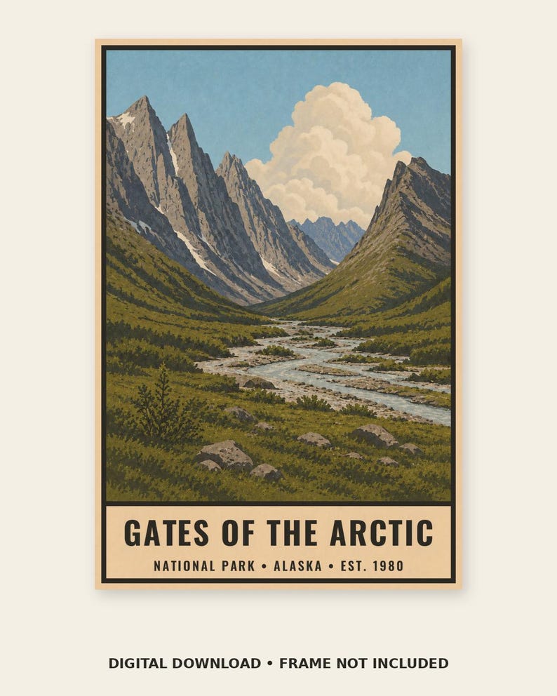 Pu&ograve; includere: Un poster verticale con un'illustrazione paesaggistica del Gates of the Arctic National Park in Alaska. La scena raffigura montagne frastagliate spolverate di neve, un fiume tortuoso e una tundra verde. Il testo recita GATES OF THE ARCTIC NATIONAL PARK ALASKA EST. 1980.