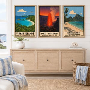 以下が含まれることがあります： バージン諸島、ハワイ火山、アメリカ領サモア国立公園のイラストが描かれた3枚の長方形のウォールアートプリント。各プリントの下部には公園名と設立日が記載されています。テキストは「DIGITAL DOWNLOAD &bull; FRAME NOT INCLUDED」と書かれています。