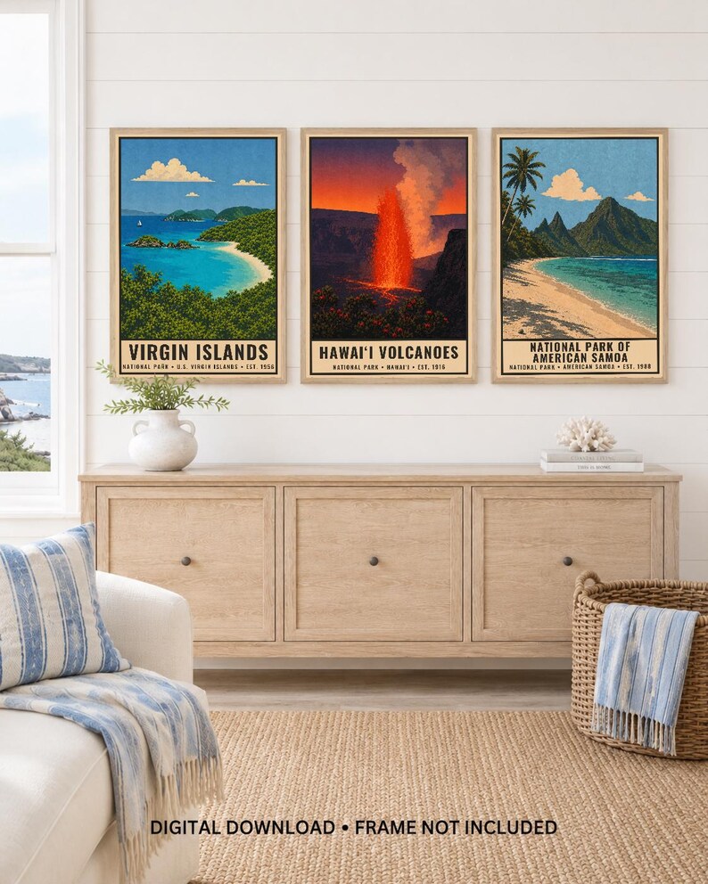 以下が含まれることがあります： バージン諸島、ハワイ火山、アメリカ領サモア国立公園のイラストが描かれた3枚の長方形のウォールアートプリント。各プリントの下部には公園名と設立日が記載されています。テキストは「DIGITAL DOWNLOAD &bull; FRAME NOT INCLUDED」と書かれています。