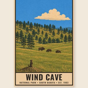 K&ouml;nnte beinhalten: Ein vertikales Poster mit einer Landschaft des Wind Cave Nationalparks in South Dakota. Die Szene zeigt einen grasbewachsenen H&uuml;gel mit Kiefern, drei Bisons und einen Pr&auml;riehund auf einem H&uuml;gel unter einem blauen Himmel mit einer wei&szlig;en Wolke. Der Text lautet WIND CAVE NATIONAL PARK SOUTH DAKOTA EST. 1903.