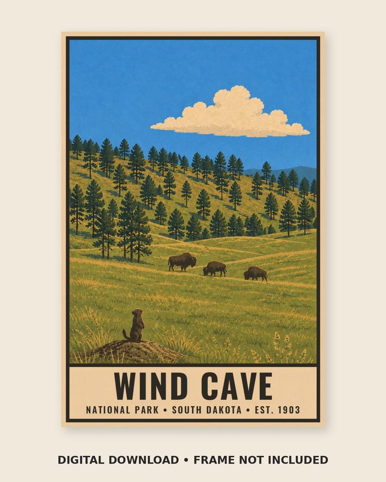 K&ouml;nnte beinhalten: Ein vertikales Poster mit einer Landschaft des Wind Cave Nationalparks in South Dakota. Die Szene zeigt einen grasbewachsenen H&uuml;gel mit Kiefern, drei Bisons und einen Pr&auml;riehund auf einem H&uuml;gel unter einem blauen Himmel mit einer wei&szlig;en Wolke. Der Text lautet WIND CAVE NATIONAL PARK SOUTH DAKOTA EST. 1903.